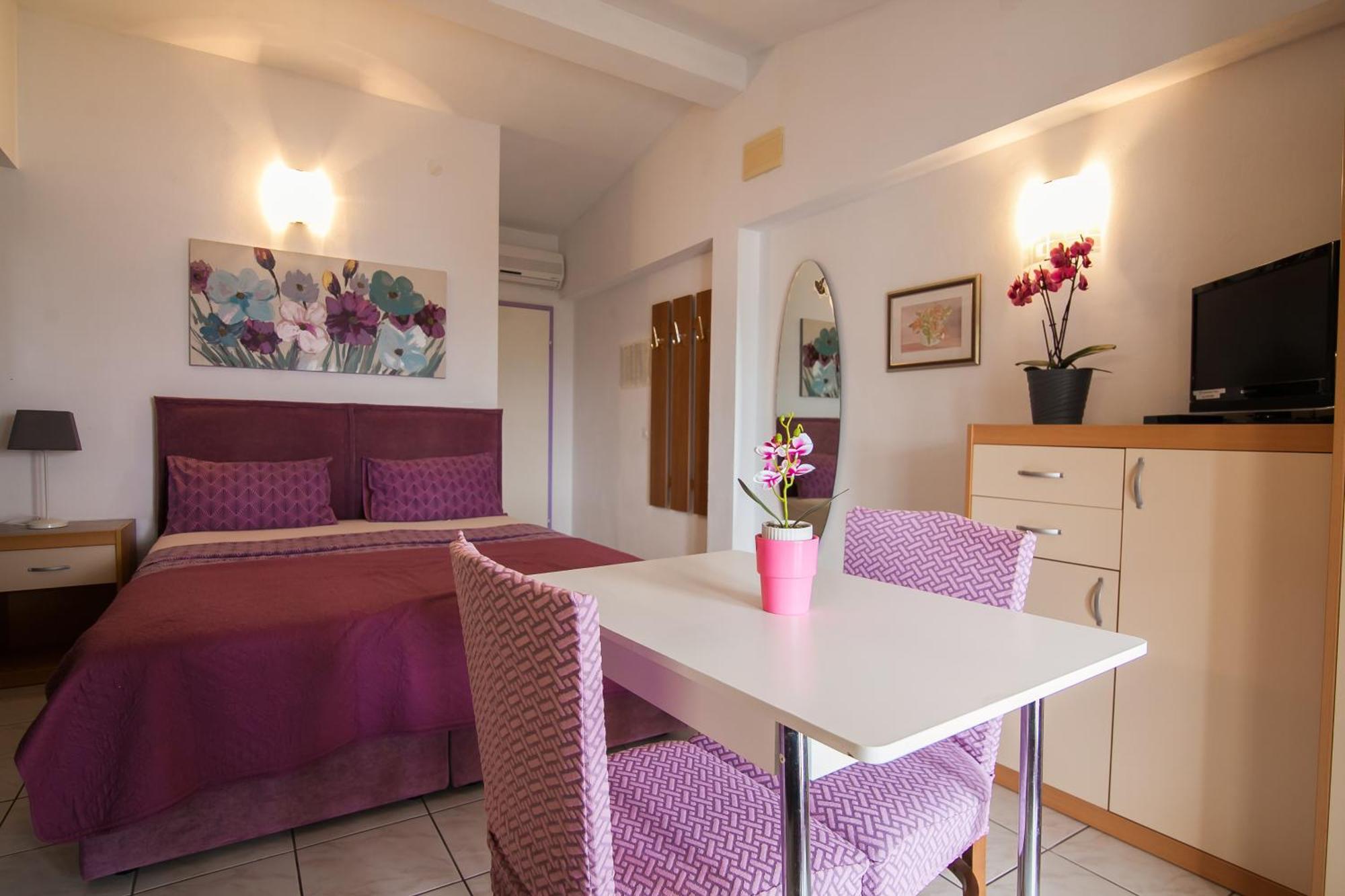 Apartments Paula Бол Екстериор снимка