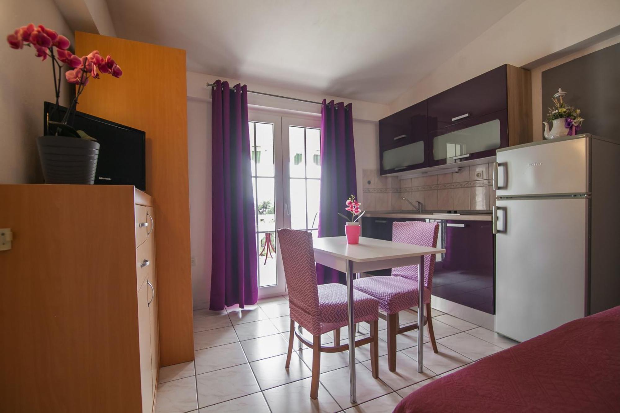 Apartments Paula Бол Екстериор снимка