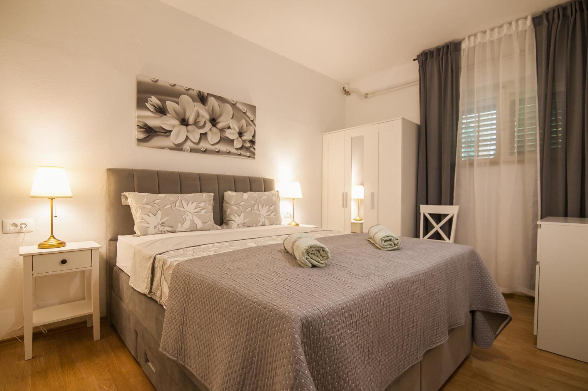 Apartments Paula Бол Екстериор снимка
