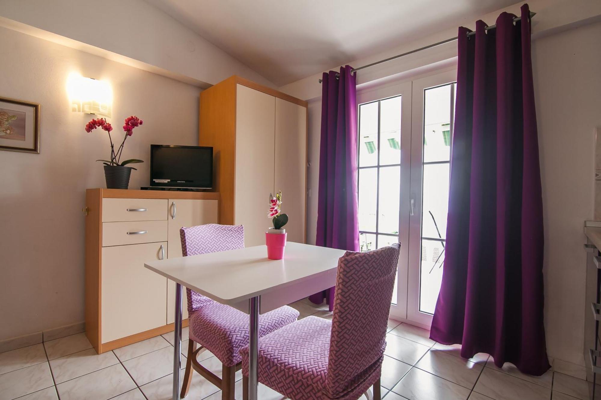 Apartments Paula Бол Екстериор снимка
