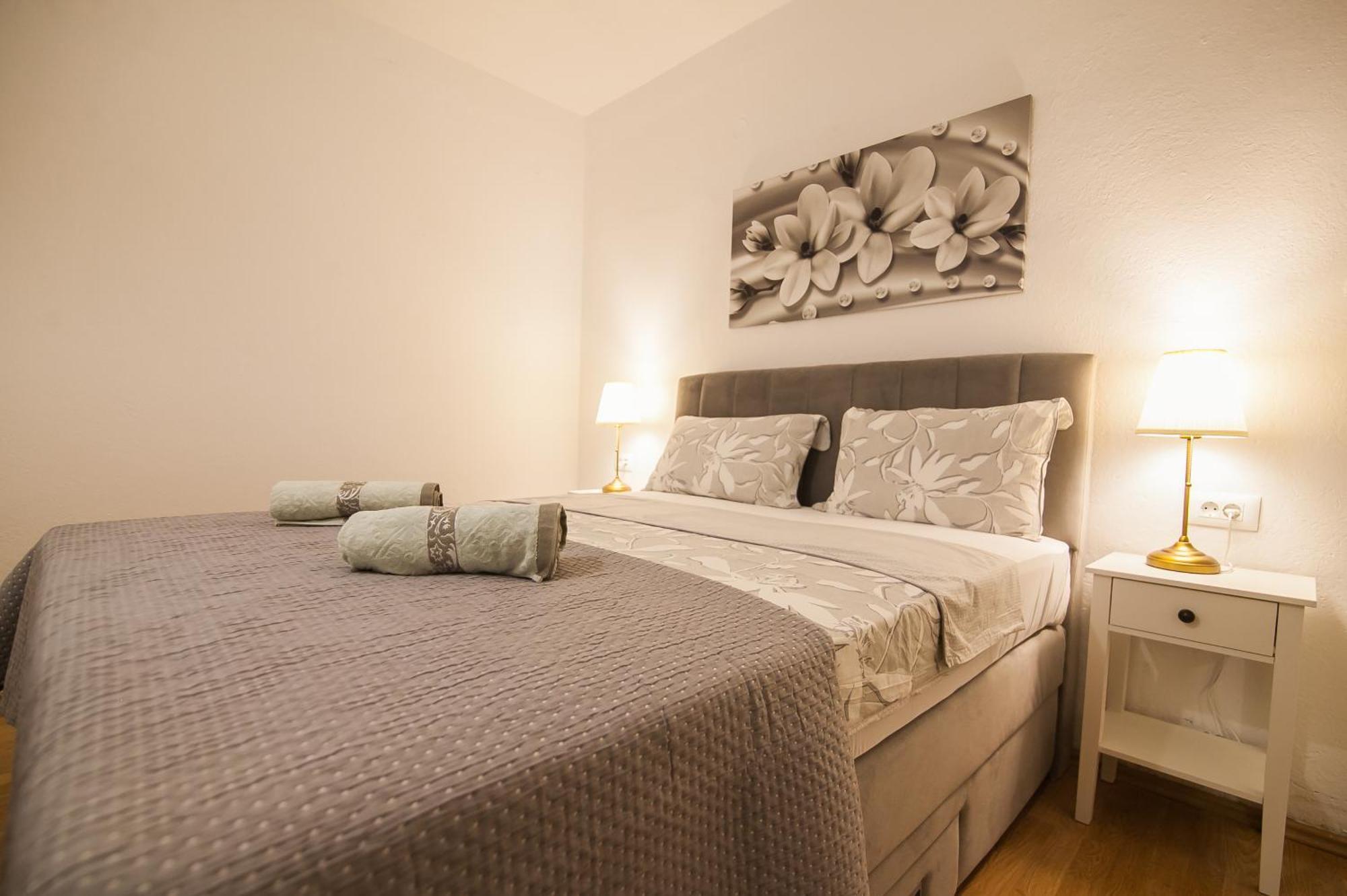 Apartments Paula Бол Екстериор снимка