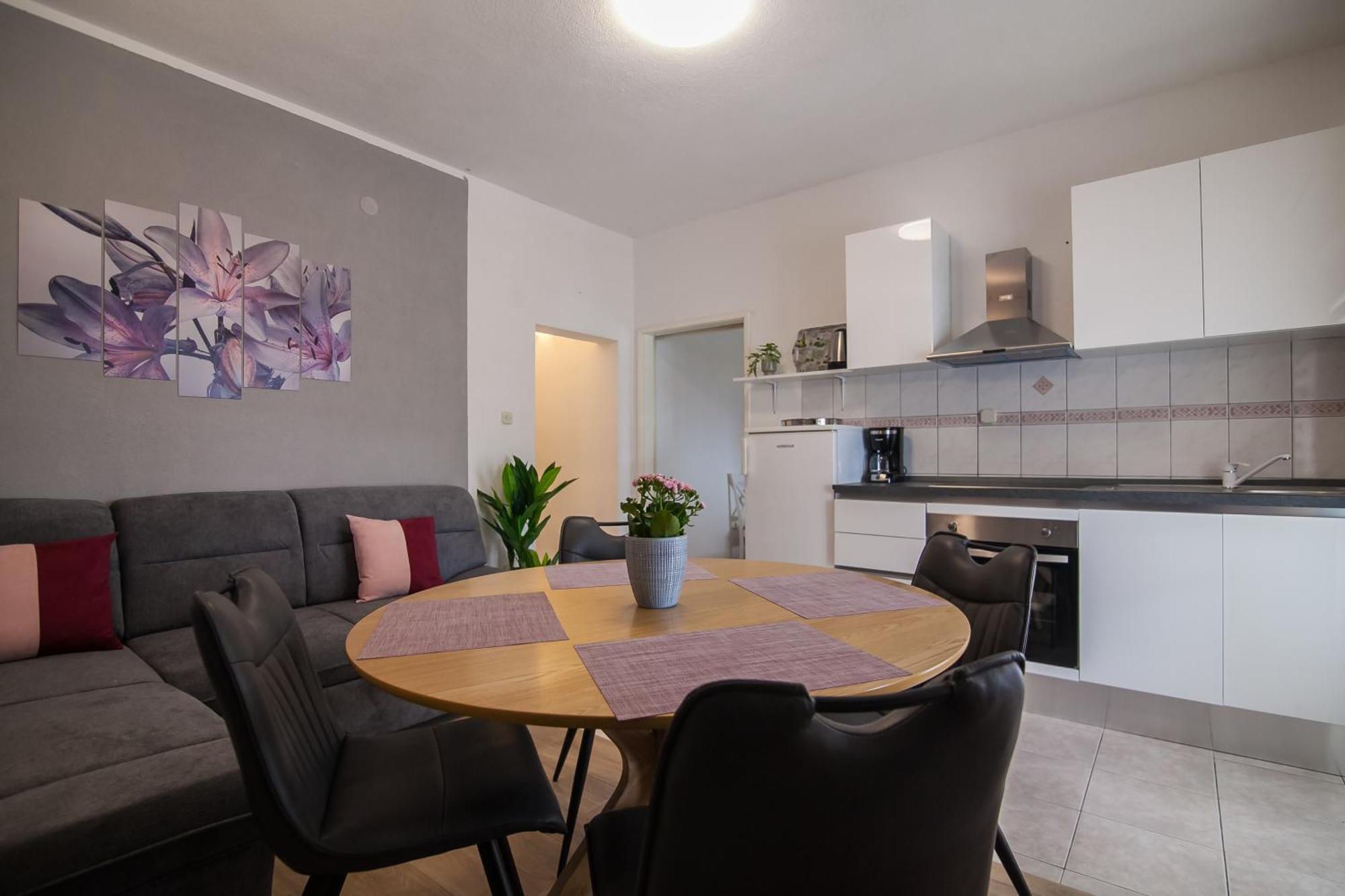 Apartments Paula Бол Екстериор снимка